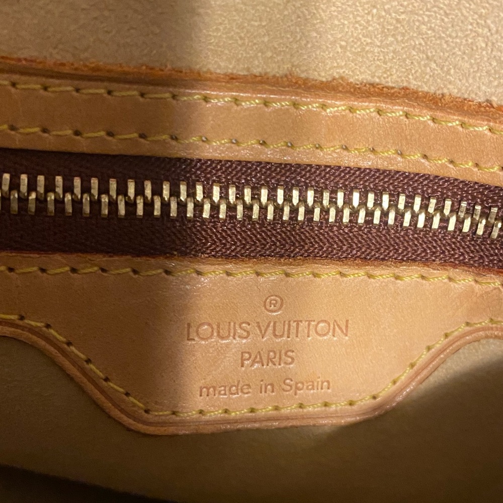 Authentic Louis Vuitton purse. Very gently used. Comes with dust cover - Picture 8 of 10